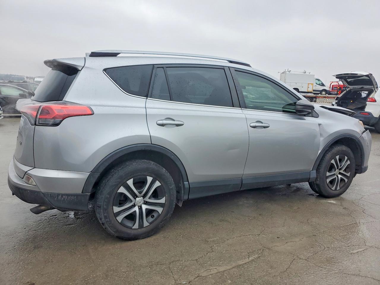 2018 TOYOTA RAV4 LE photo 3