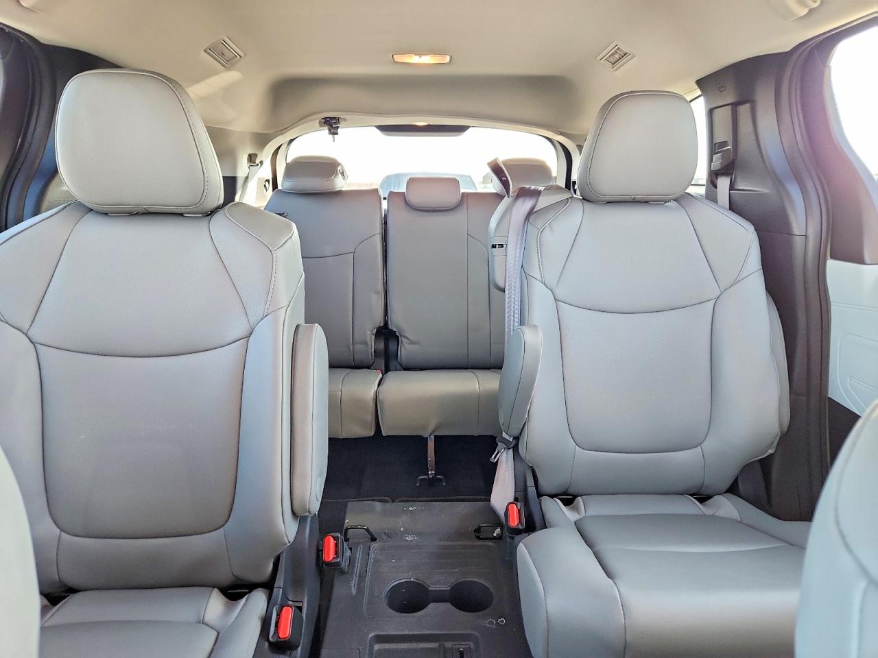 2025 TOYOTA SIENNA XLE 8-PASSENGER photo 10