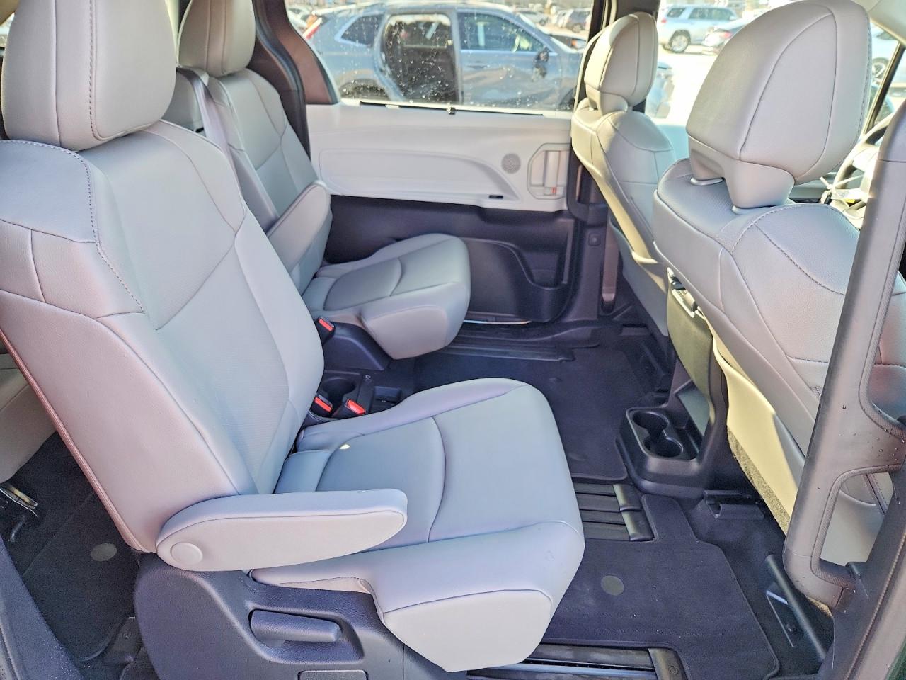 2025 TOYOTA SIENNA XLE 8-PASSENGER photo 11