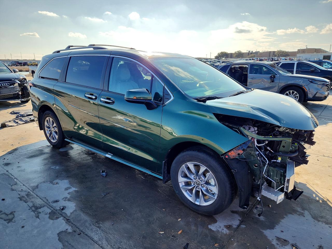 2025 TOYOTA SIENNA XLE 8-PASSENGER photo 4