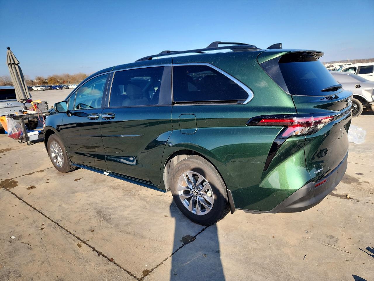 2025 TOYOTA SIENNA XLE 8-PASSENGER photo 2