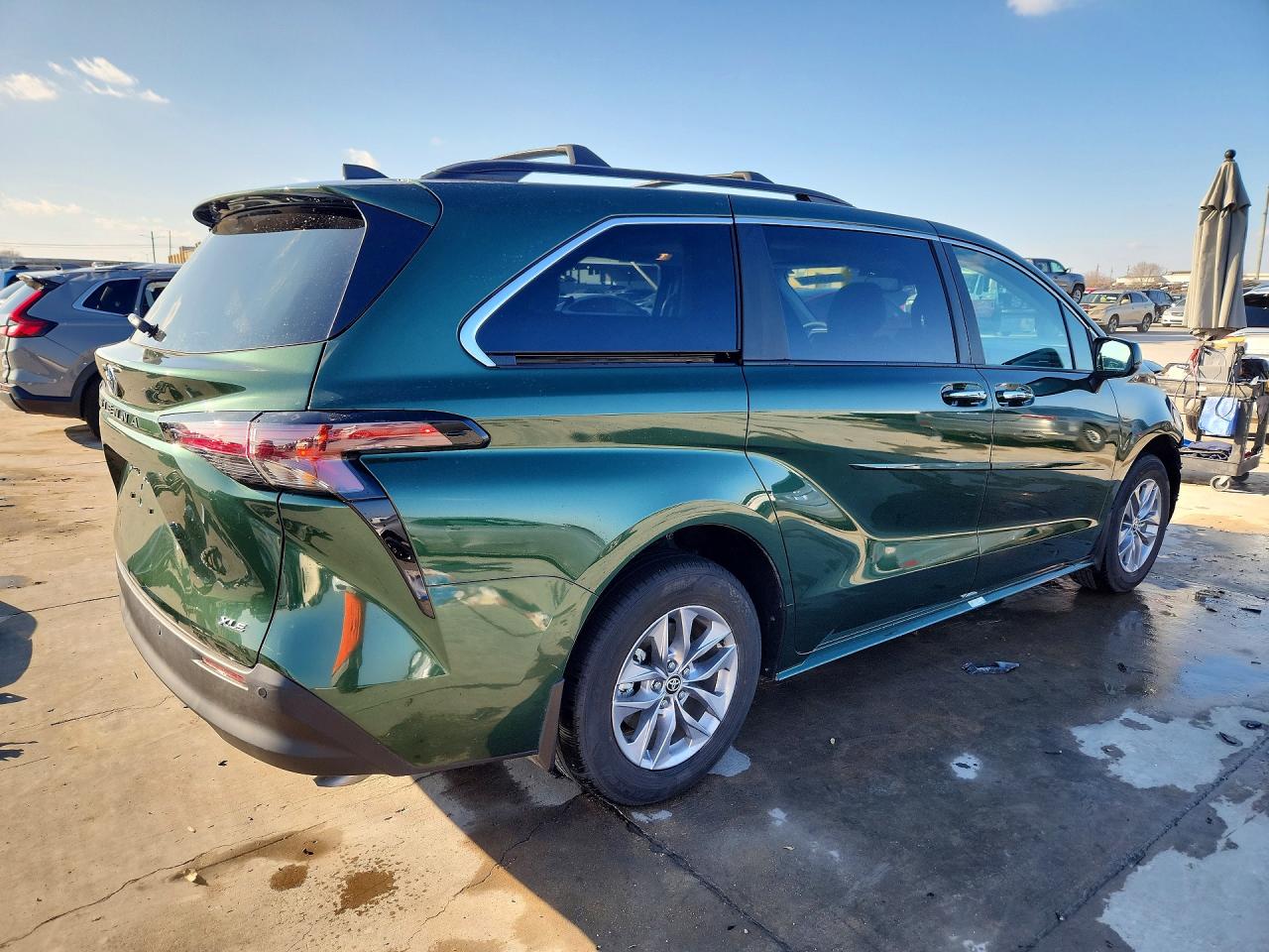 2025 TOYOTA SIENNA XLE 8-PASSENGER photo 3