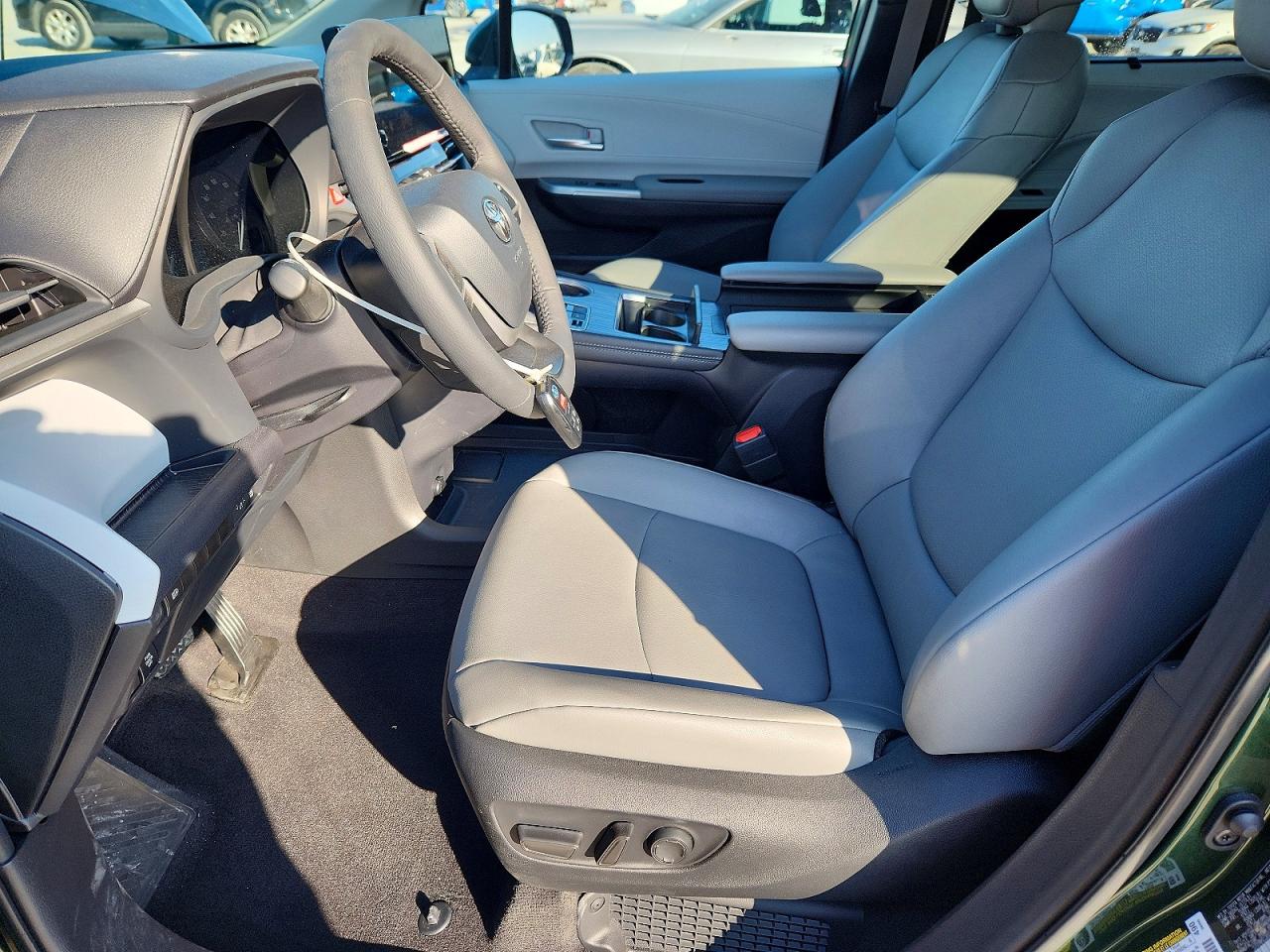 2025 TOYOTA SIENNA XLE 8-PASSENGER photo 7