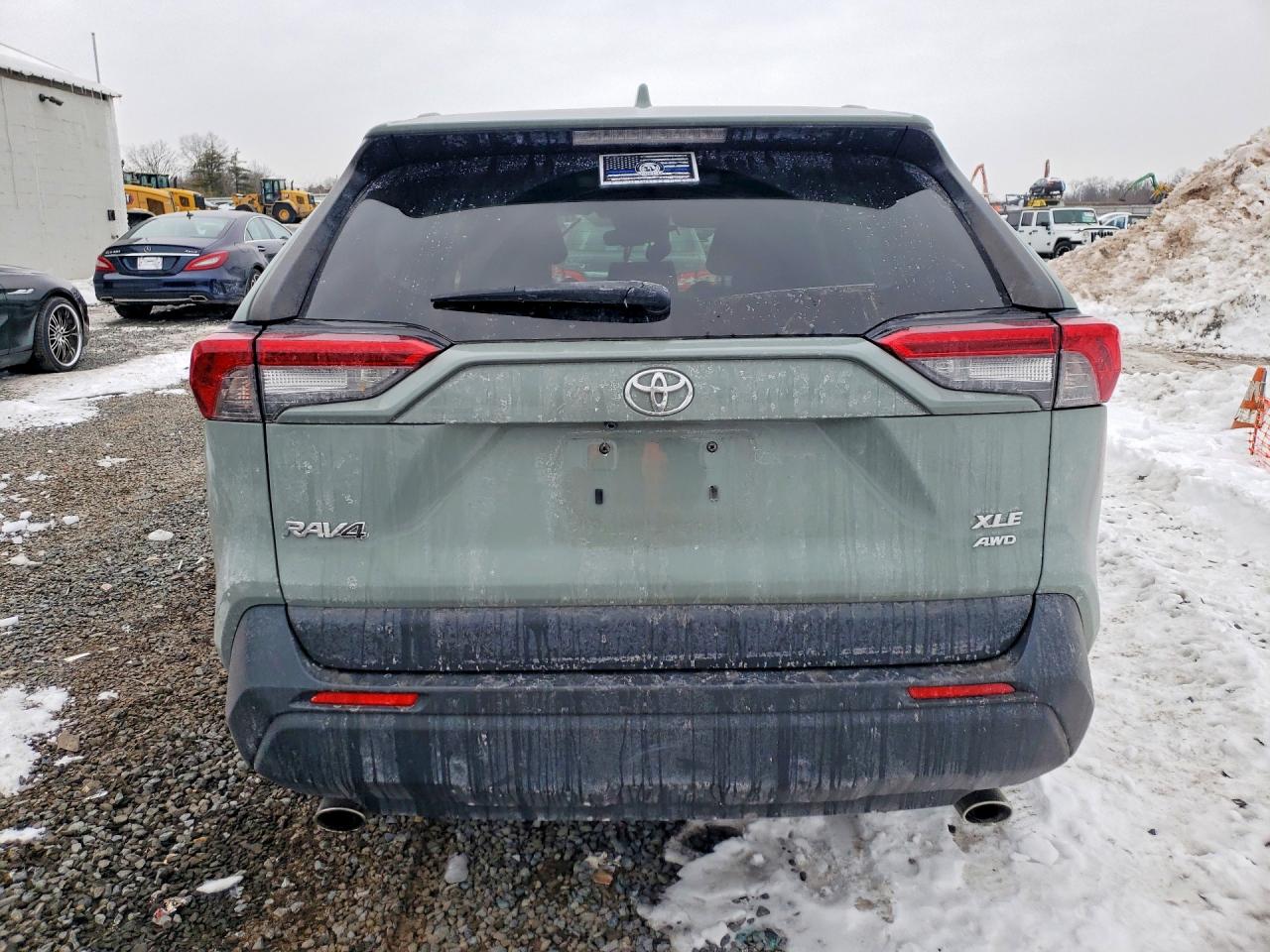 2019 TOYOTA RAV4 XLE photo 16