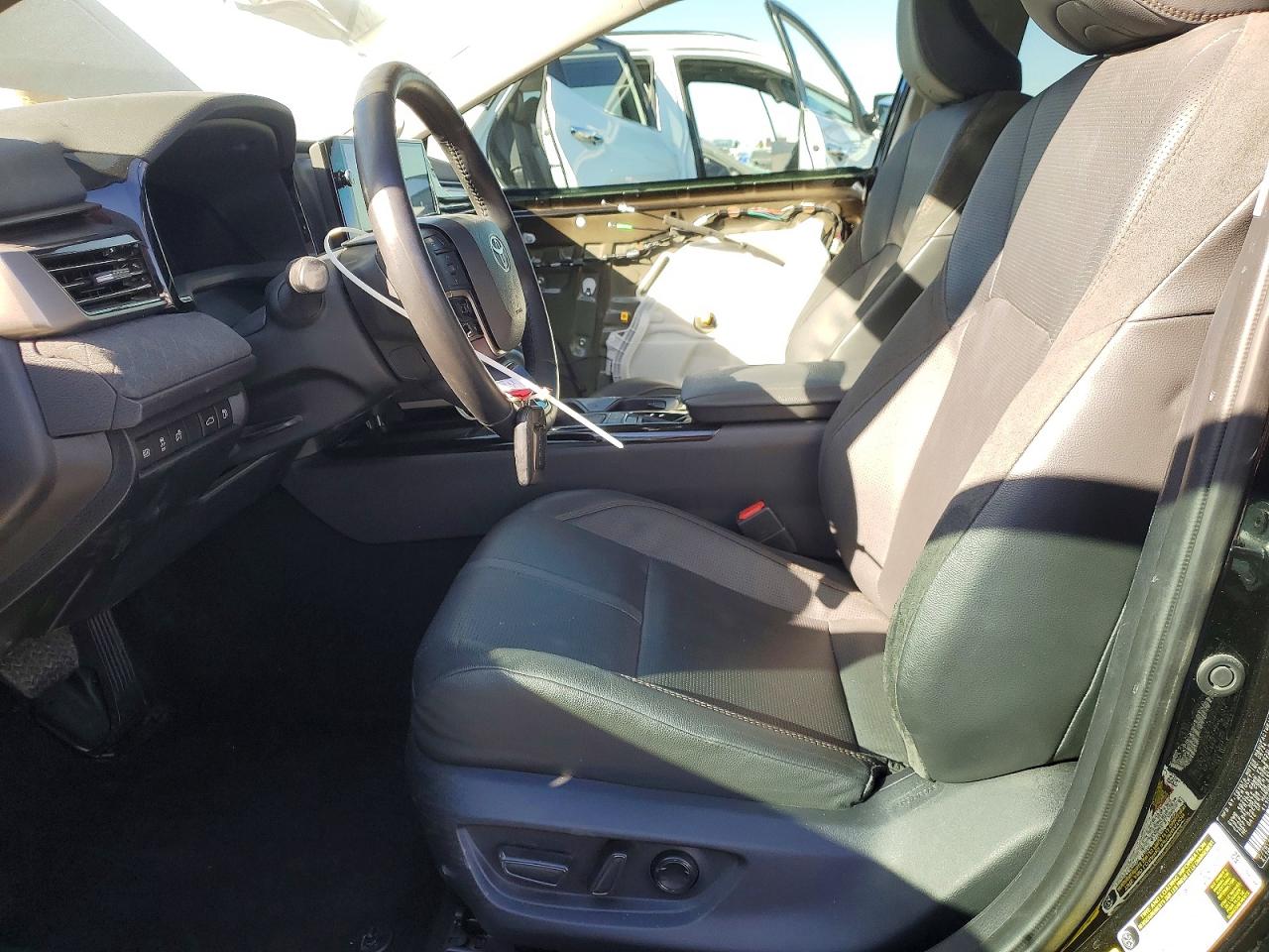 2025 TOYOTA CAMRY XLE photo 7