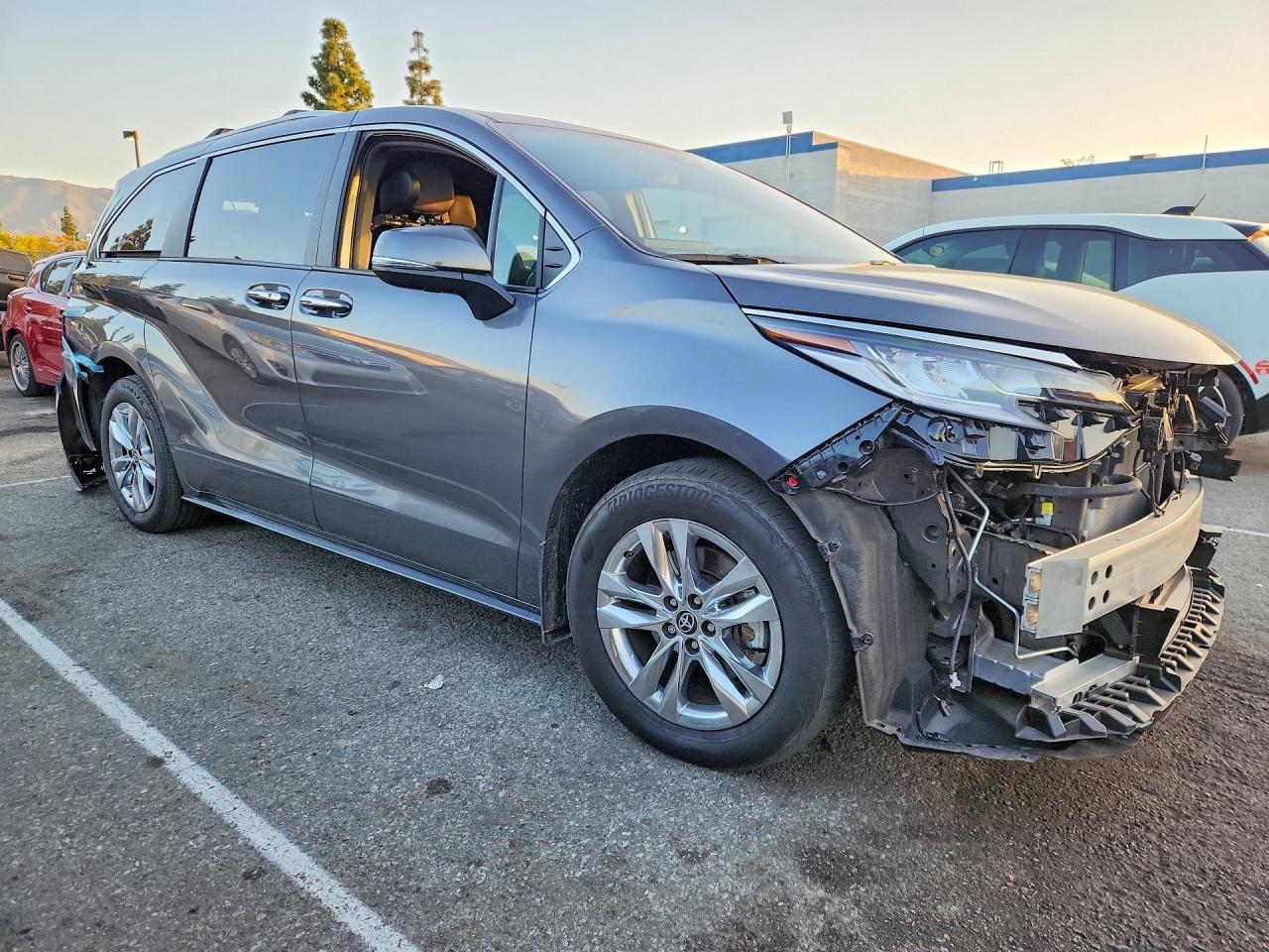 2025 TOYOTA SIENNA LIMITED photo 4