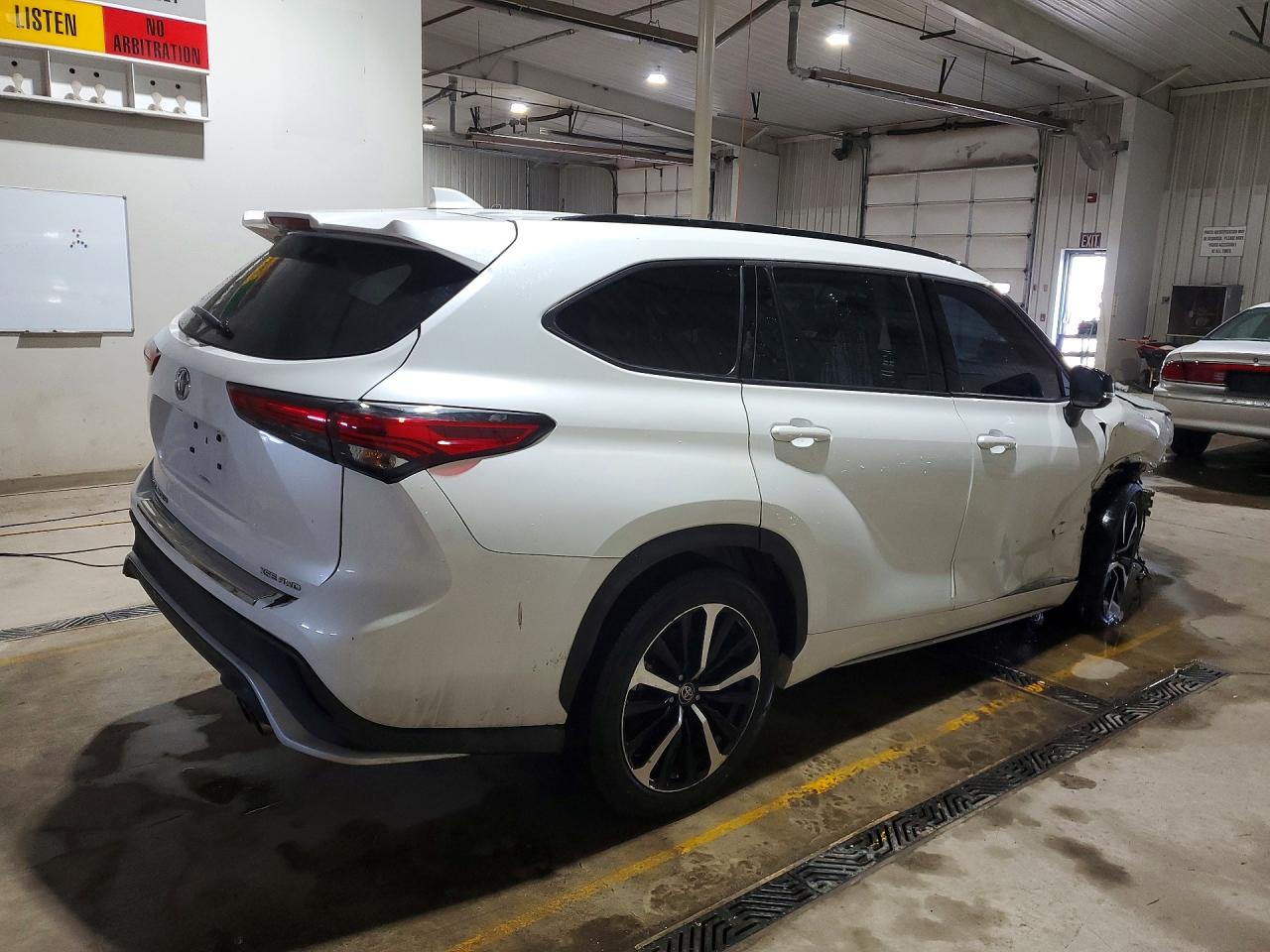 2022 TOYOTA HIGHLANDER XSE photo 3