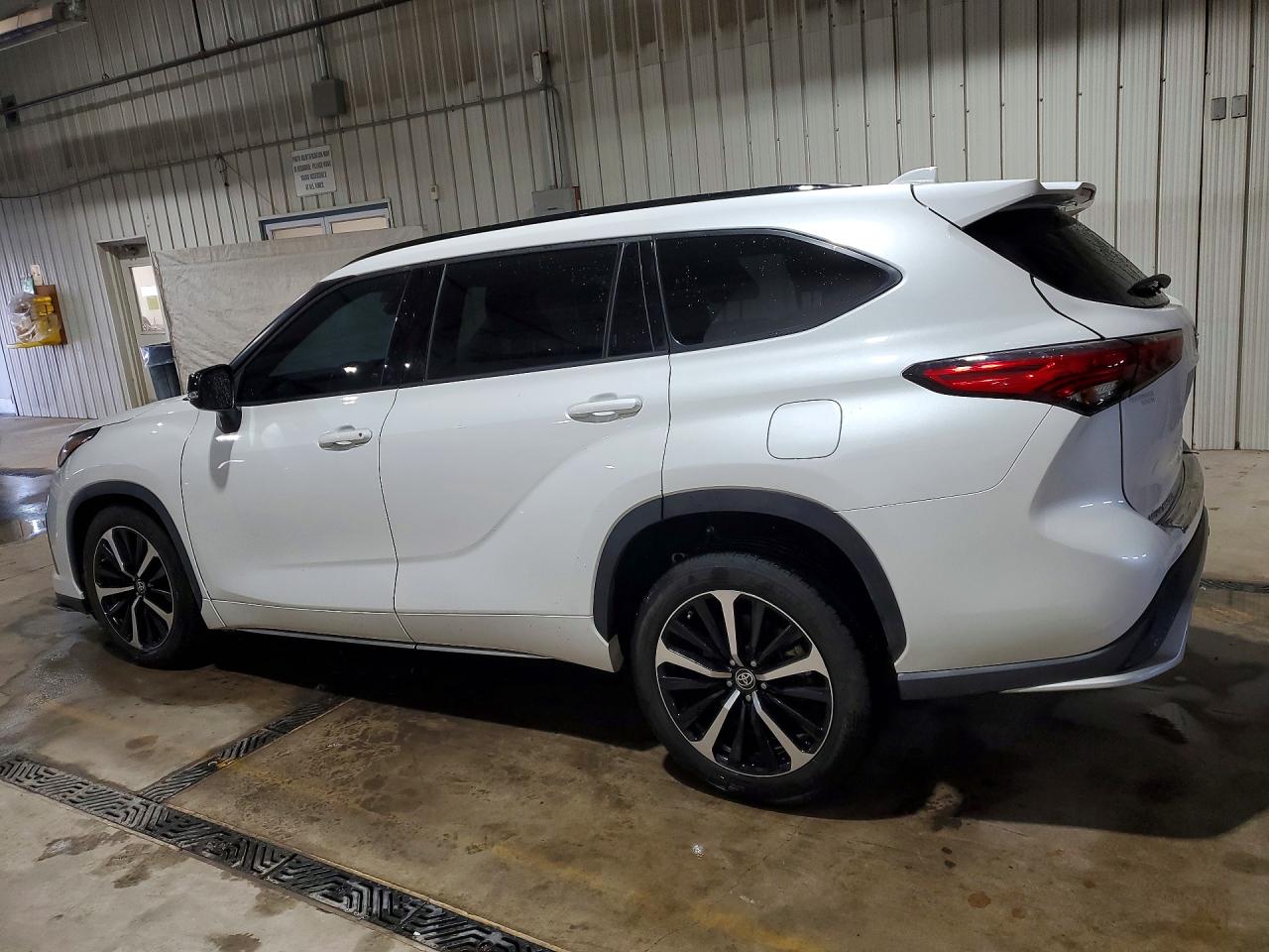 2022 TOYOTA HIGHLANDER XSE photo 2