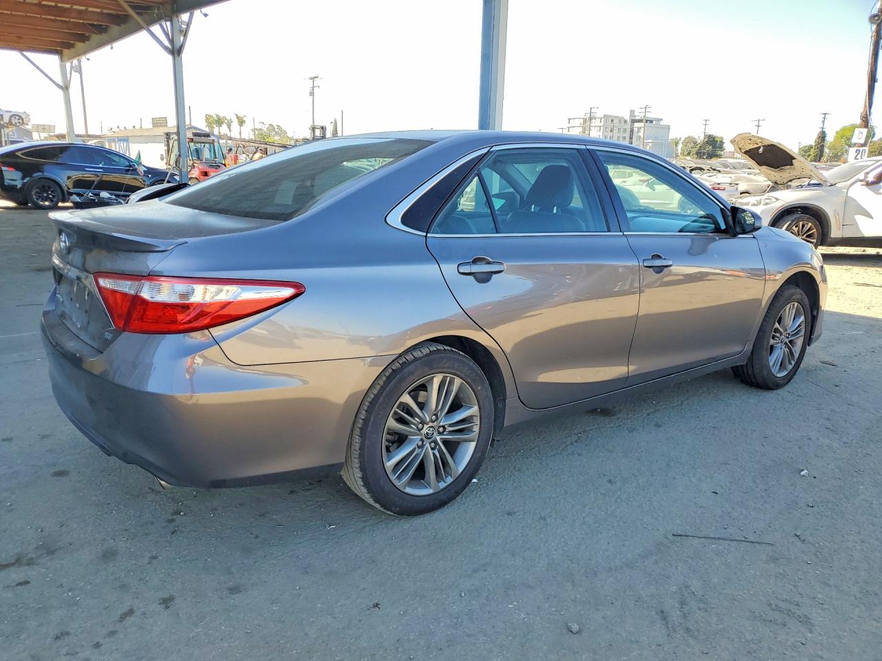2016 TOYOTA CAMRY LE photo 3