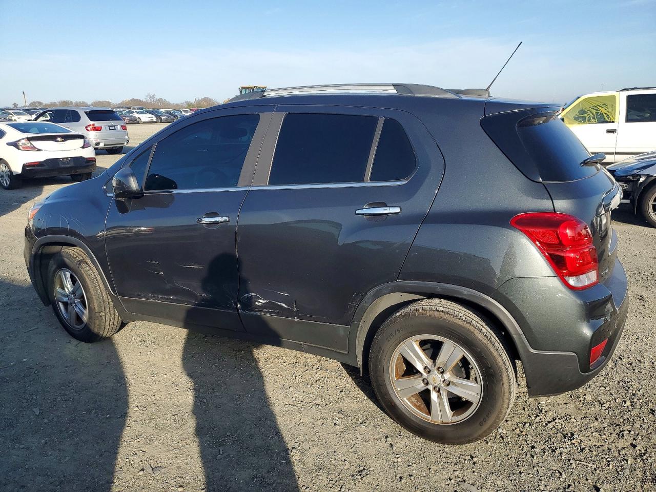 2018 CHEVROLET TRAX 1LT photo 2