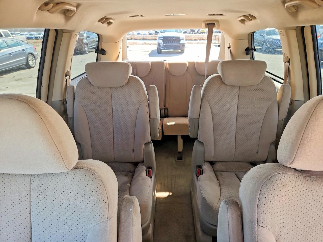 2007 HYUNDAI ENTOURAGE photo 10