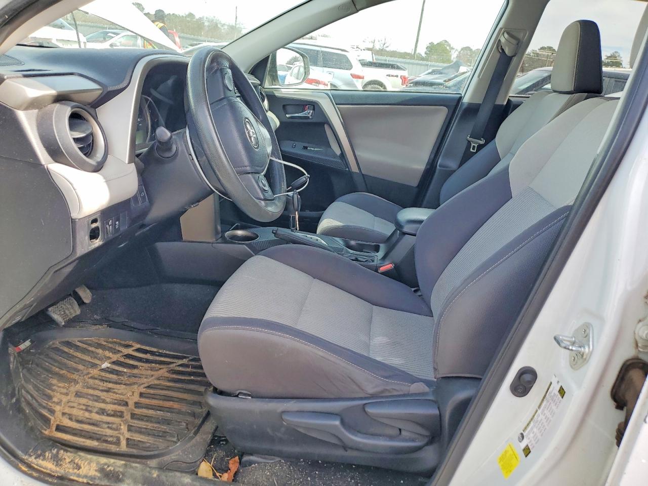 2015 TOYOTA RAV4 XLE photo 13