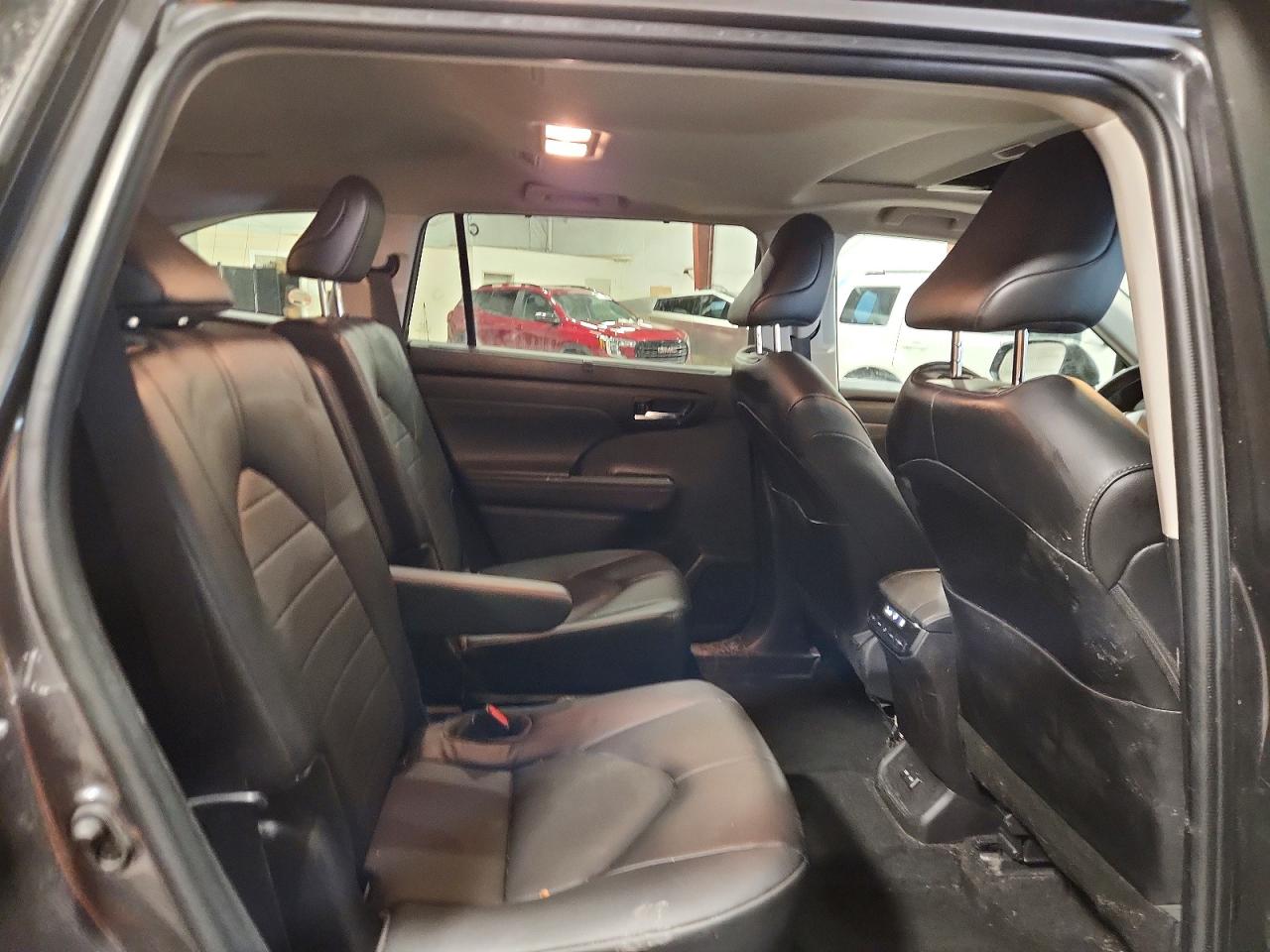2022 TOYOTA HIGHLANDER XLE photo 31