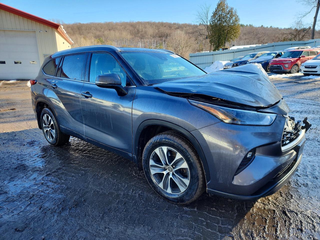 2022 TOYOTA HIGHLANDER XLE photo 10