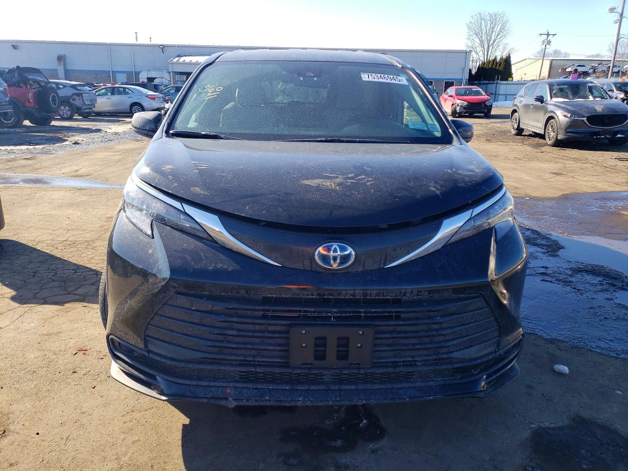 2025 TOYOTA SIENNA LE 8-PASSENGER photo 9