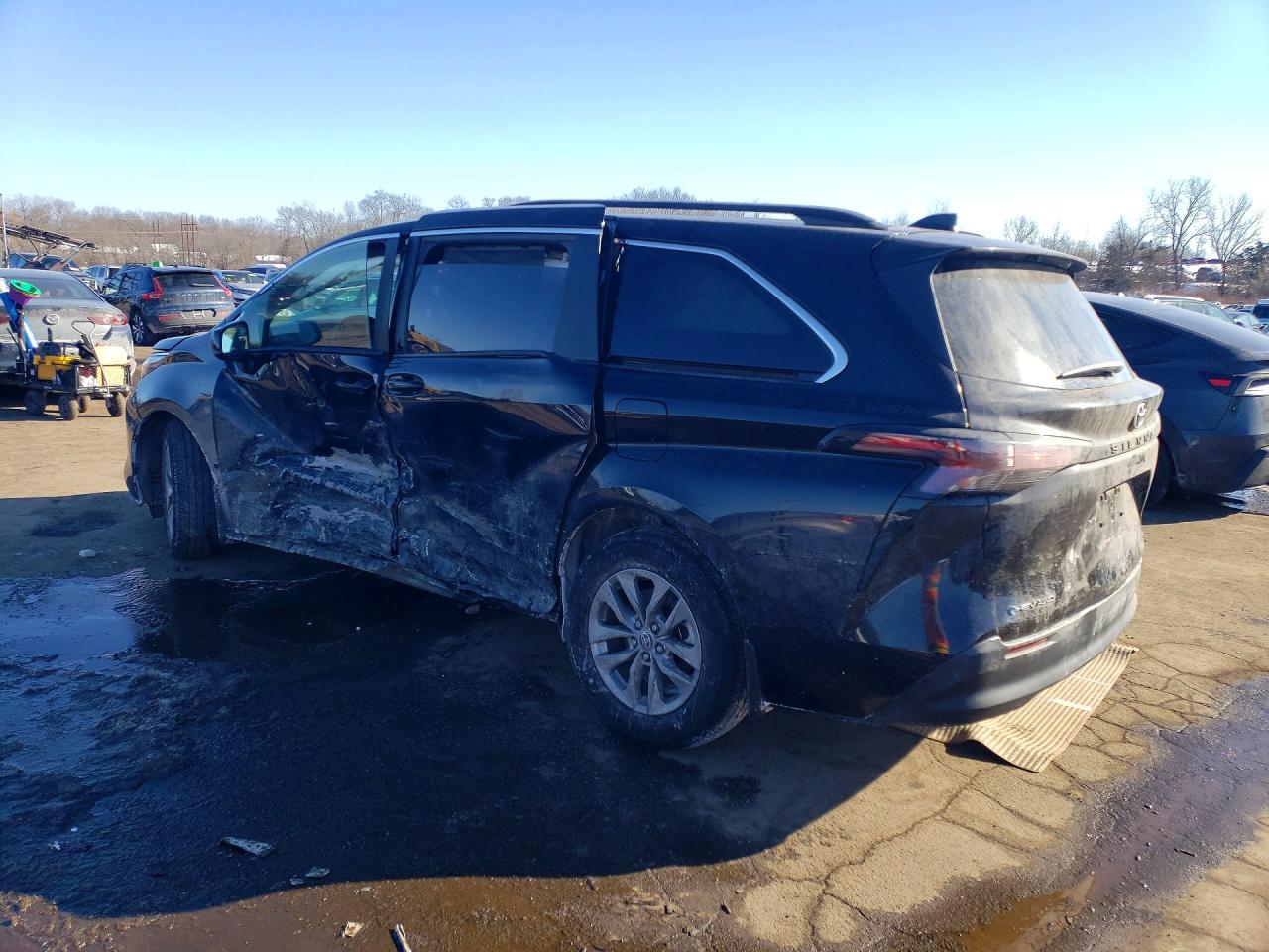 2025 TOYOTA SIENNA LE 8-PASSENGER photo 3