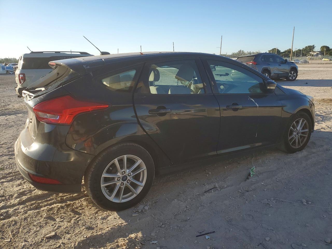 2015 FORD FOCUS SE photo 5