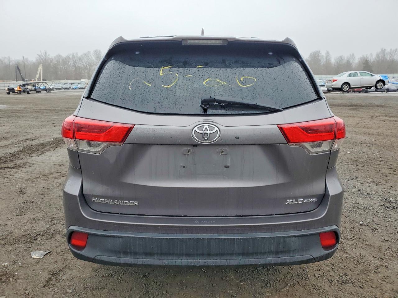 2018 TOYOTA HIGHLANDER XLE photo 6