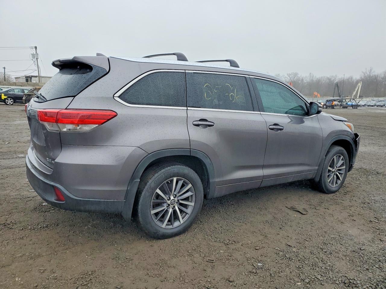 2018 TOYOTA HIGHLANDER XLE photo 3