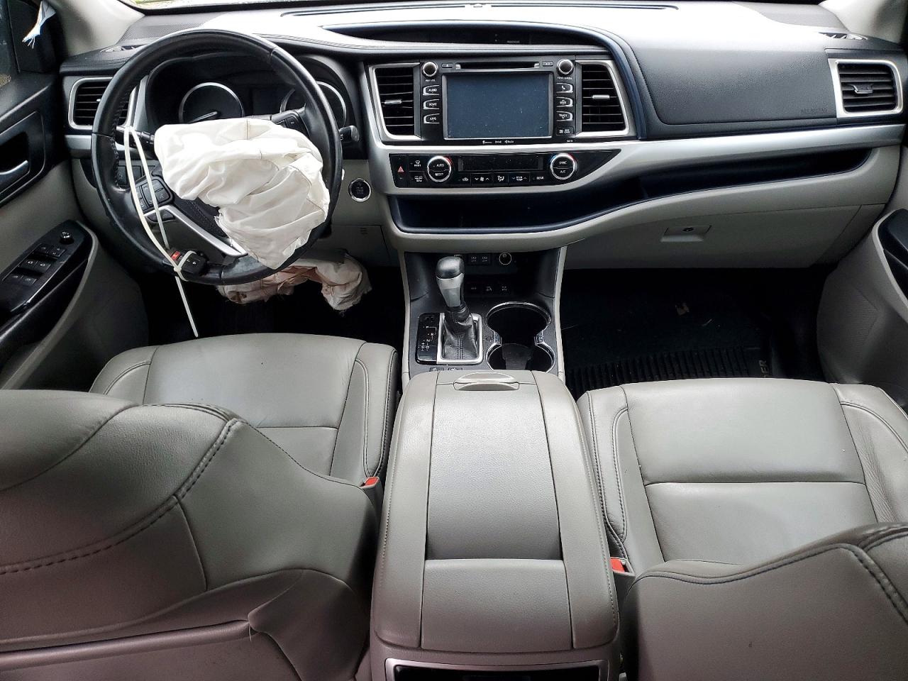 2018 TOYOTA HIGHLANDER XLE photo 8