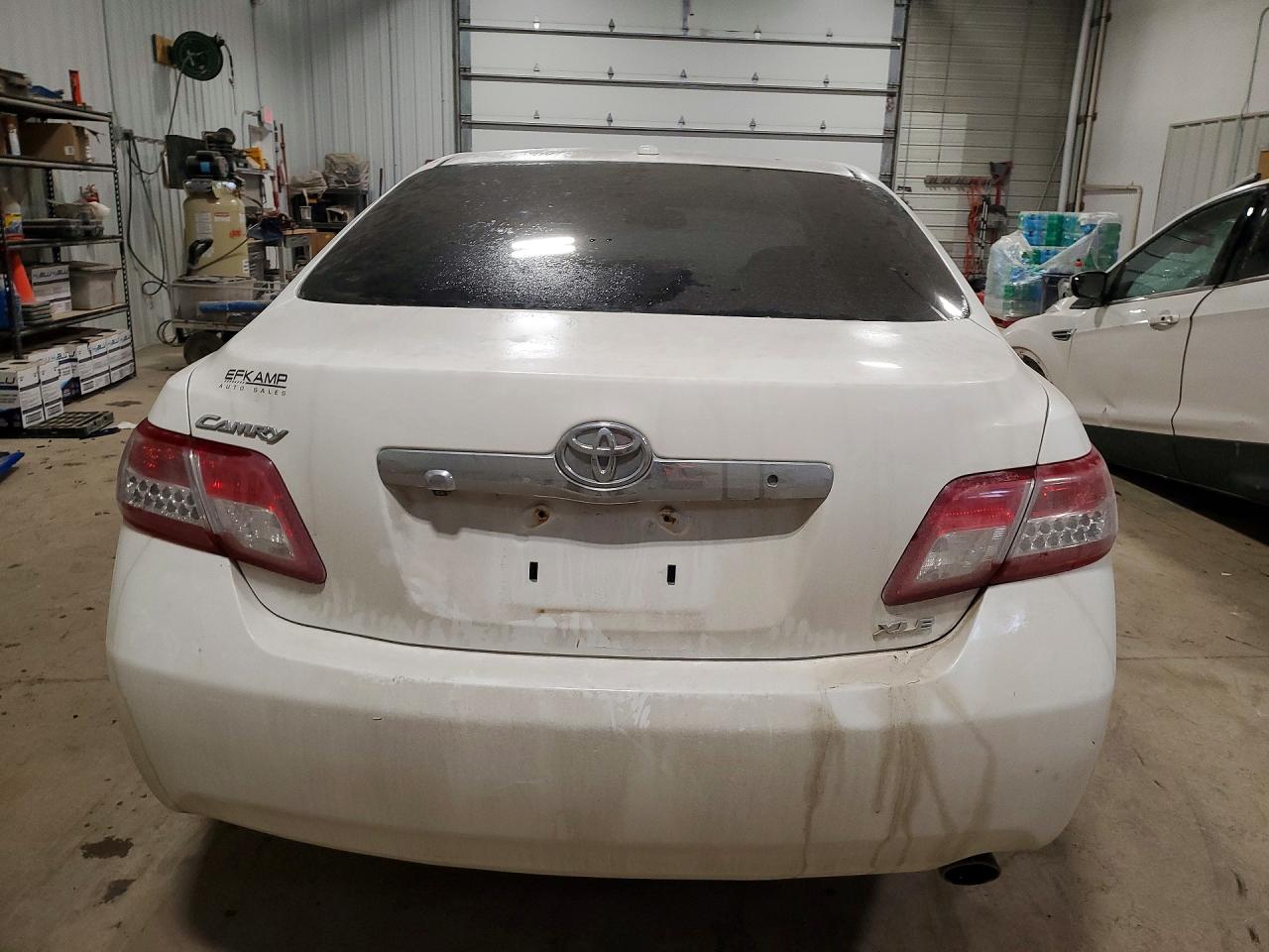 2011 TOYOTA CAMRY XLE photo 11