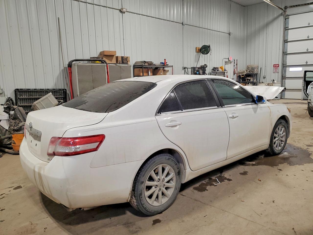 2011 TOYOTA CAMRY XLE photo 5