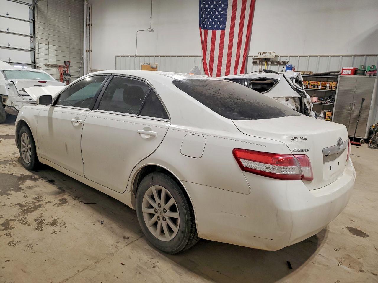 2011 TOYOTA CAMRY XLE photo 3