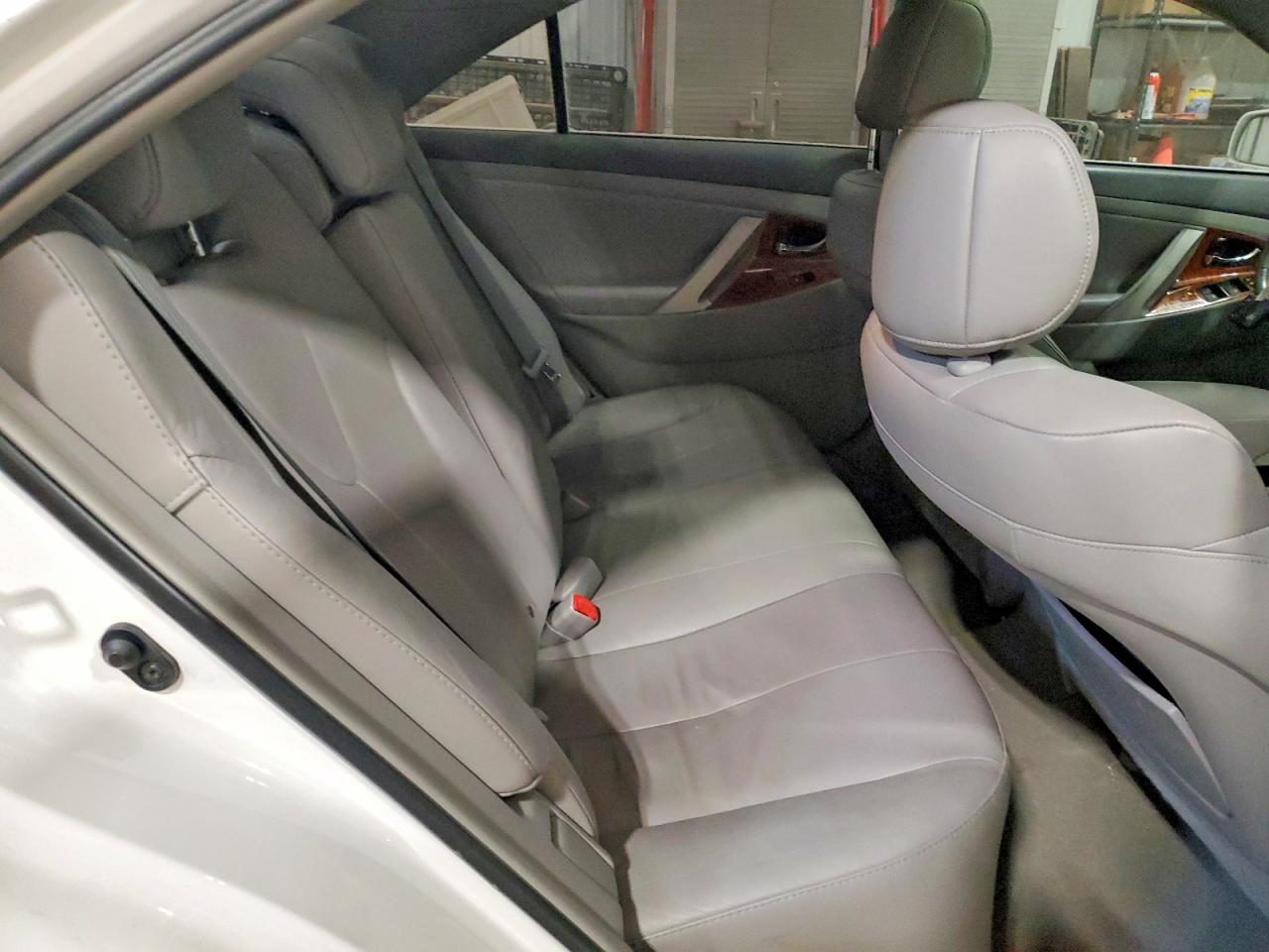 2011 TOYOTA CAMRY XLE photo 19