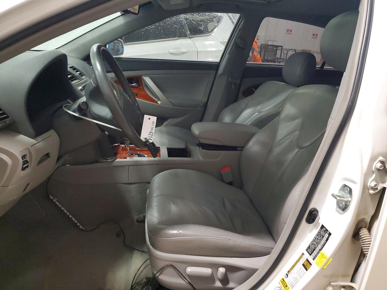 2011 TOYOTA CAMRY XLE photo 13