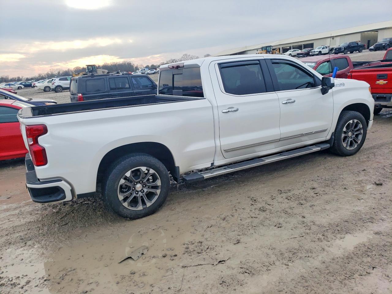 2024 CHEVROLET SILVERADO K1500 HIGH COUNTRY photo 3