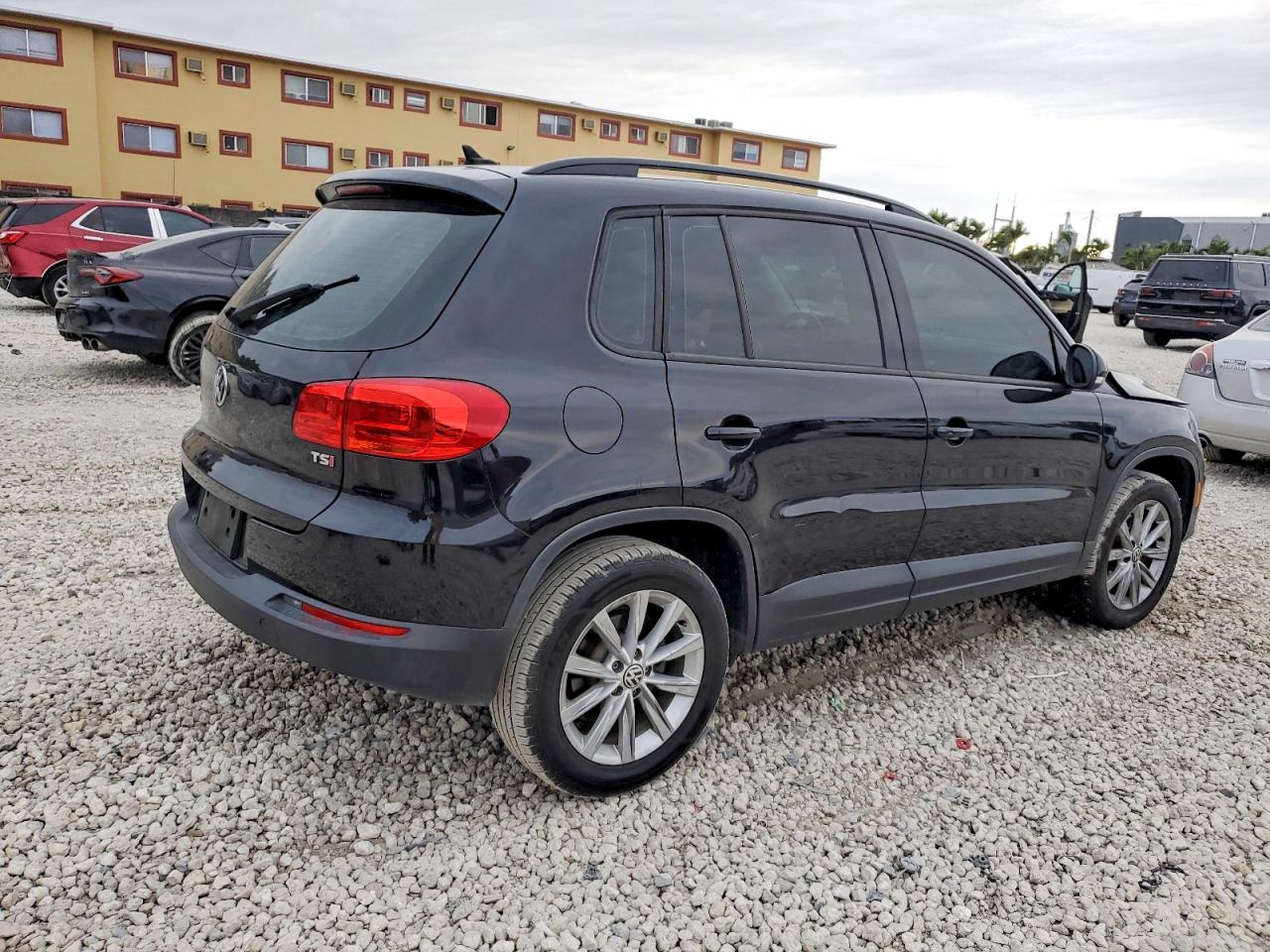 2017 VOLKSWAGEN TIGUAN S photo 5