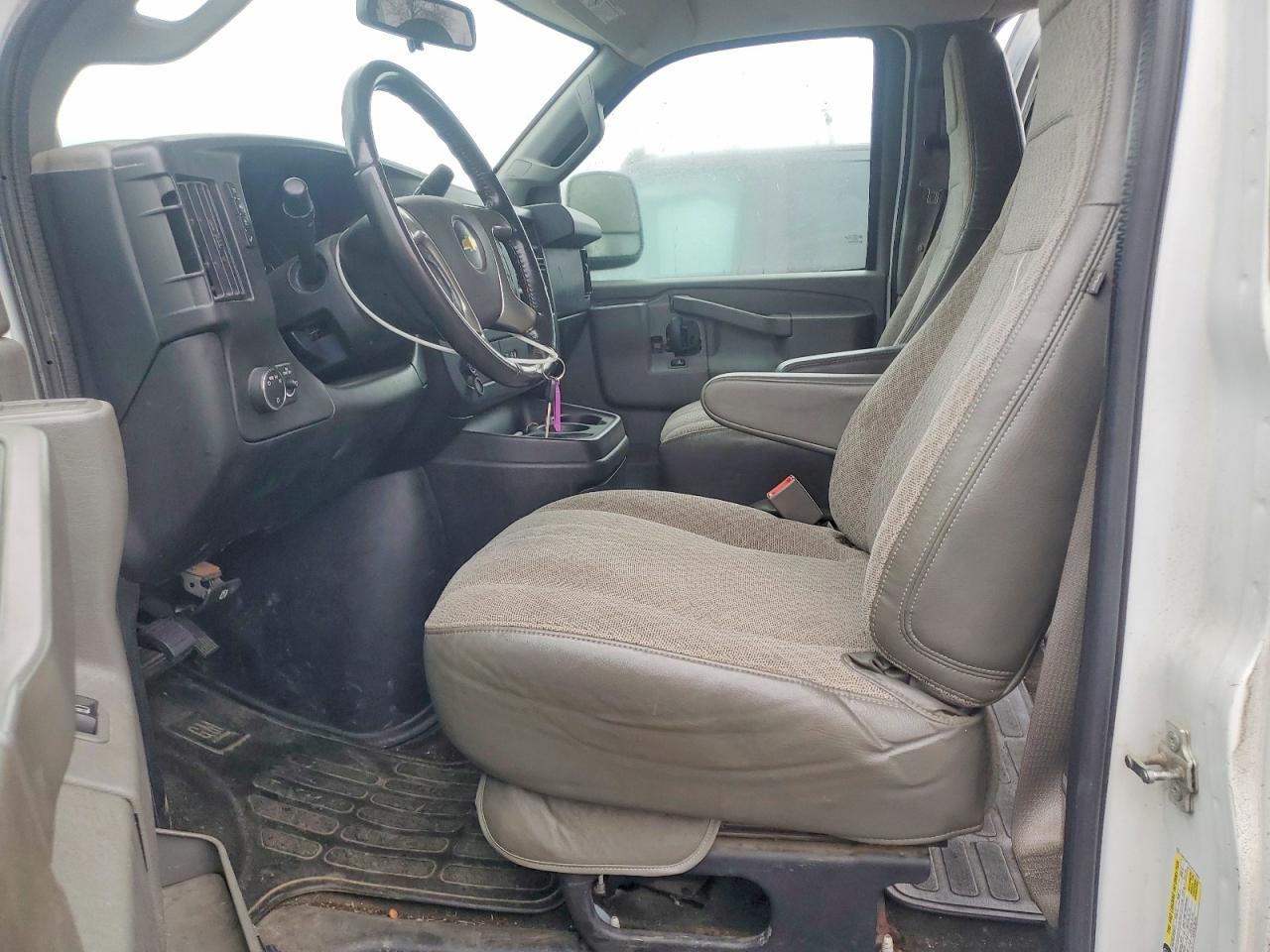 2017 CHEVROLET EXPRESS G3500 LT photo 7