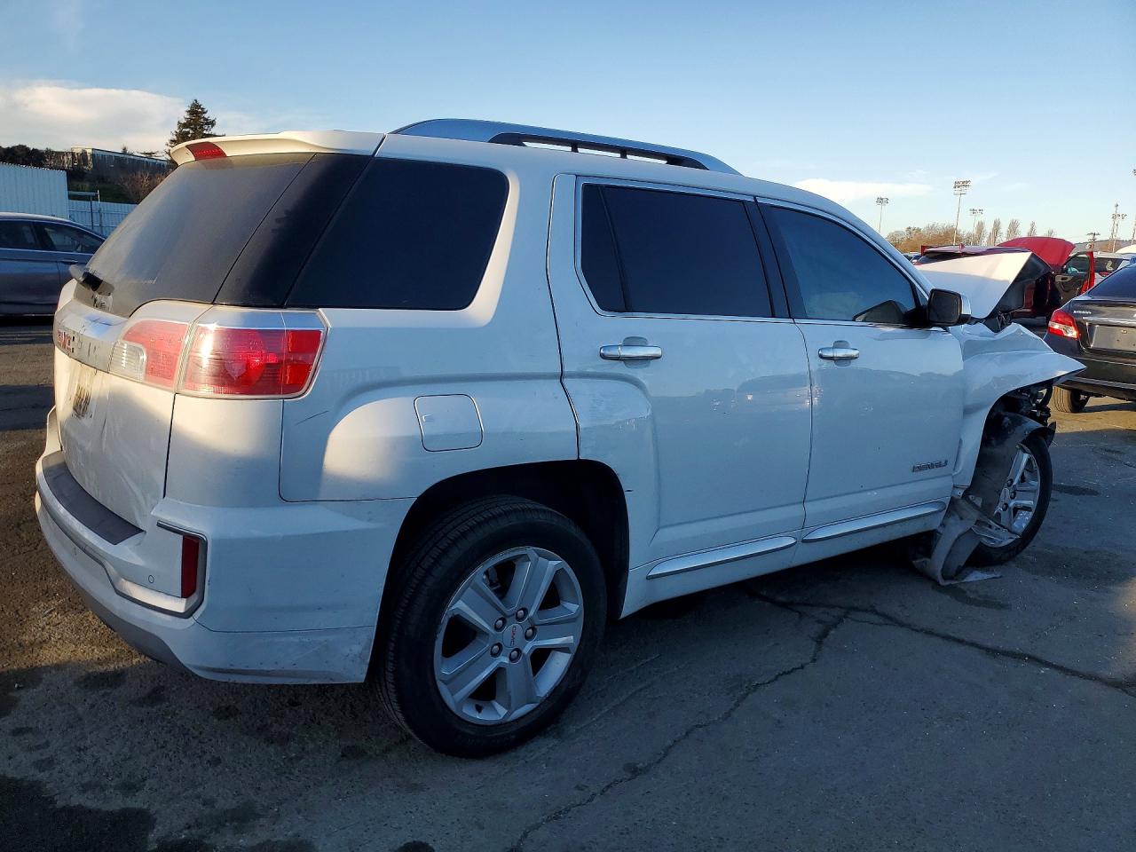 2017 GMC TERRAIN DENALI photo 3