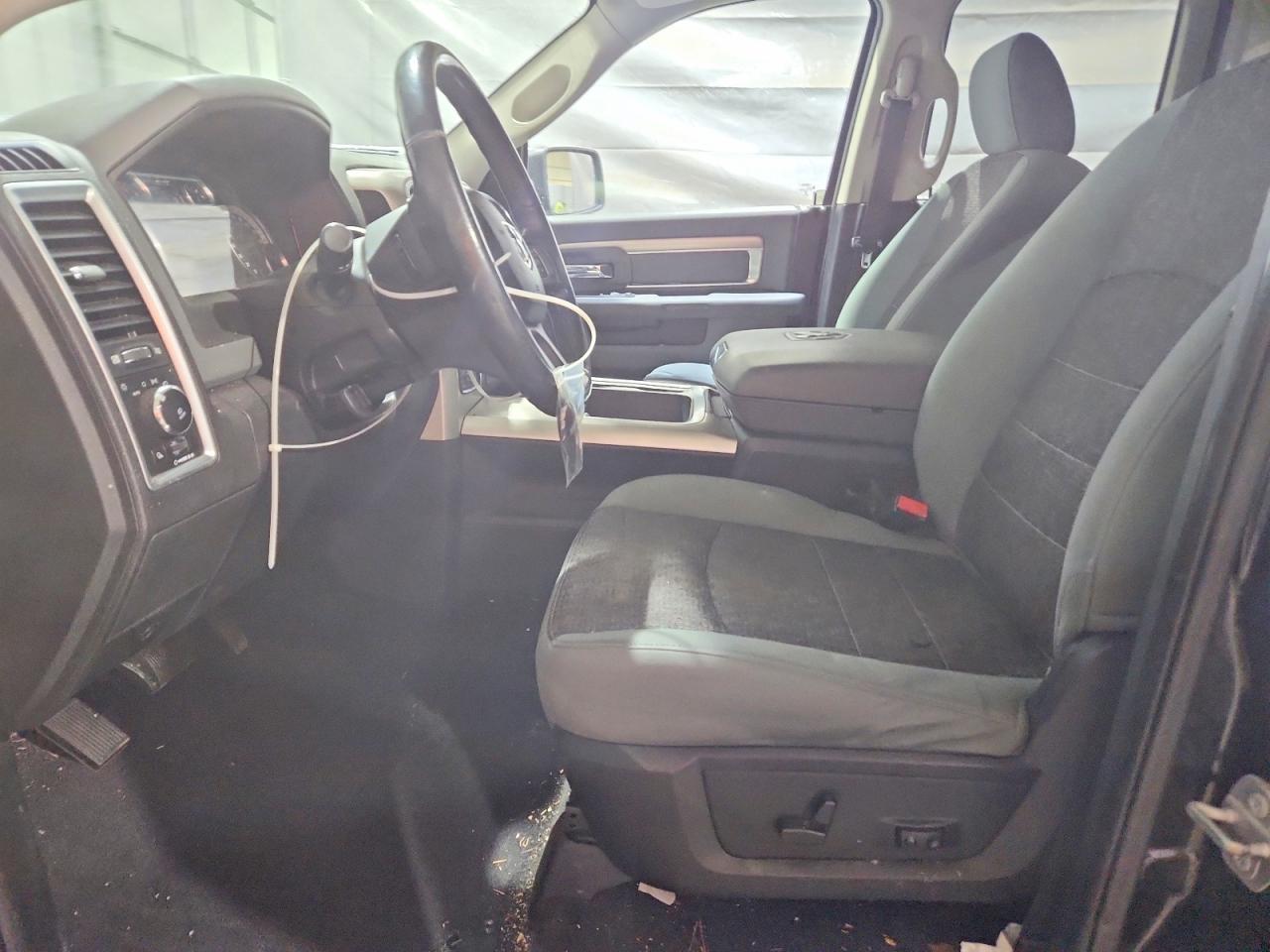 2017 RAM 1500 SLT photo 13