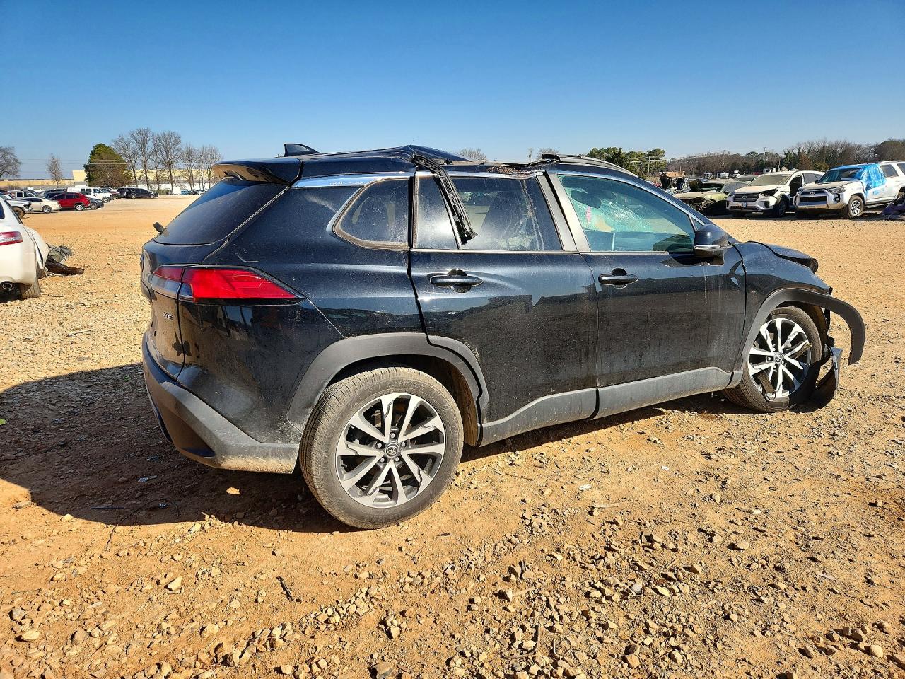 2022 TOYOTA COROLLA CROSS XLE photo 3