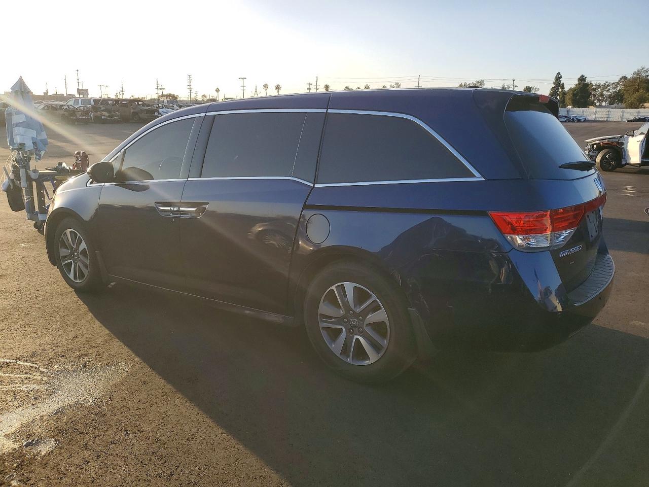 2016 HONDA ODYSSEY TOURING photo 2