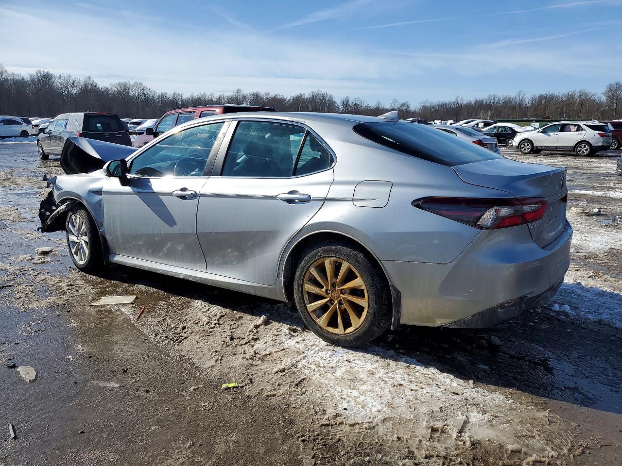 2021 TOYOTA CAMRY LE photo 3