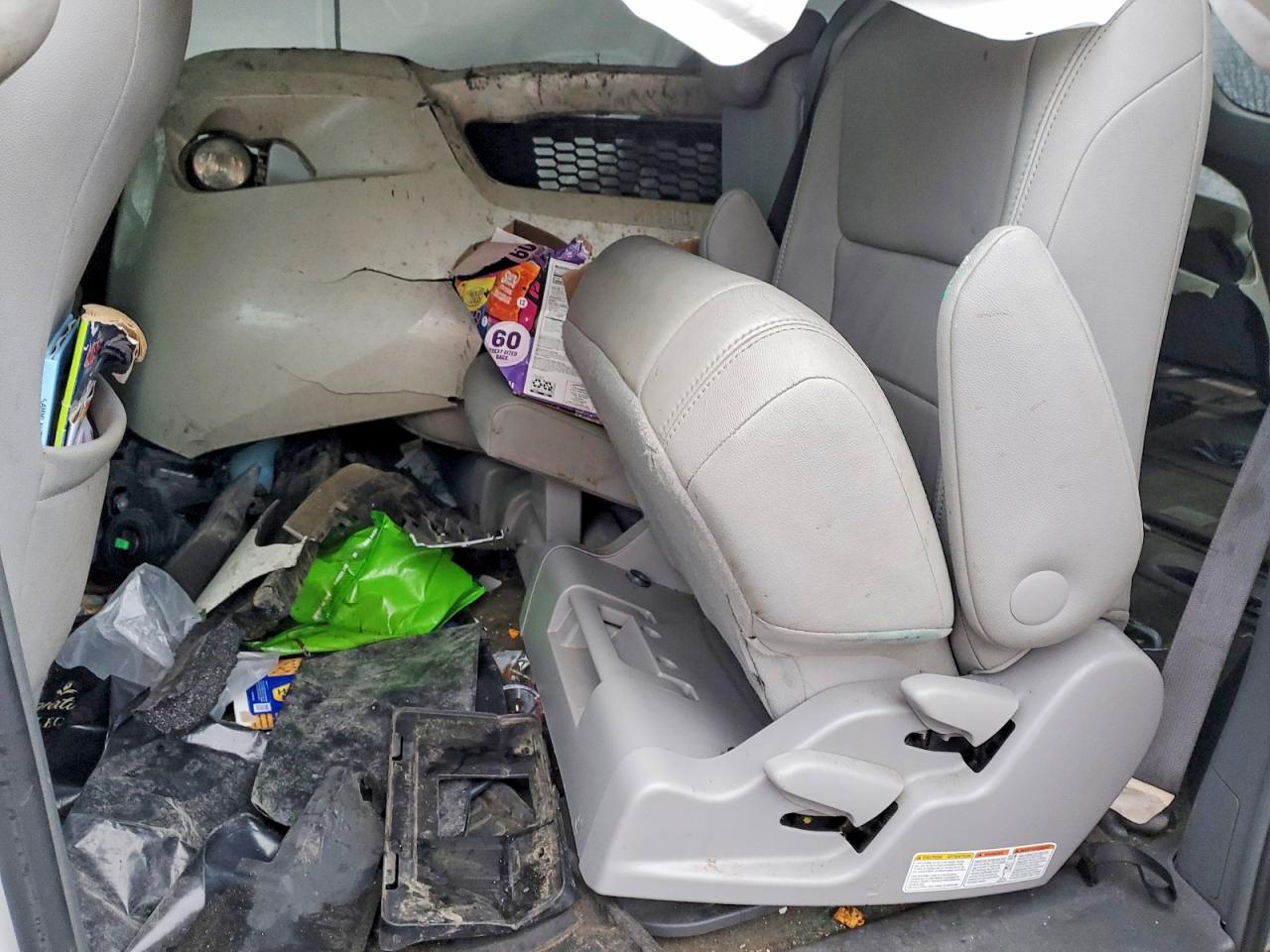 2017 TOYOTA SIENNA photo 25