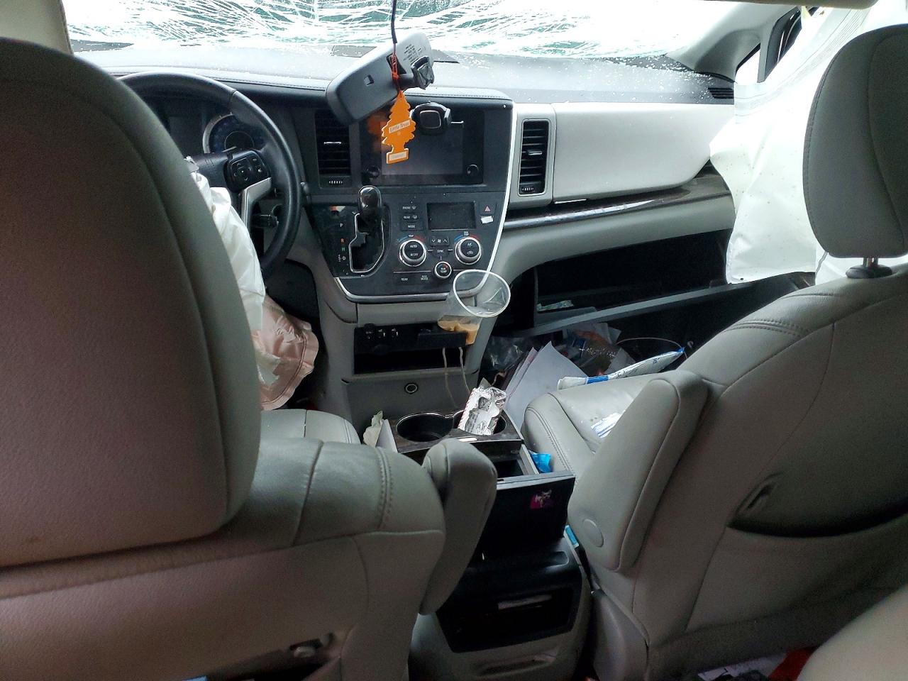 2017 TOYOTA SIENNA photo 15