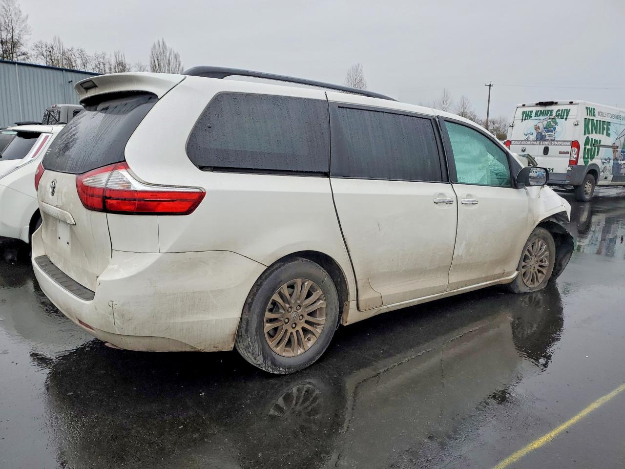 2017 TOYOTA SIENNA photo 5