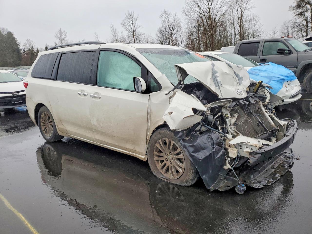 2017 TOYOTA SIENNA photo 7