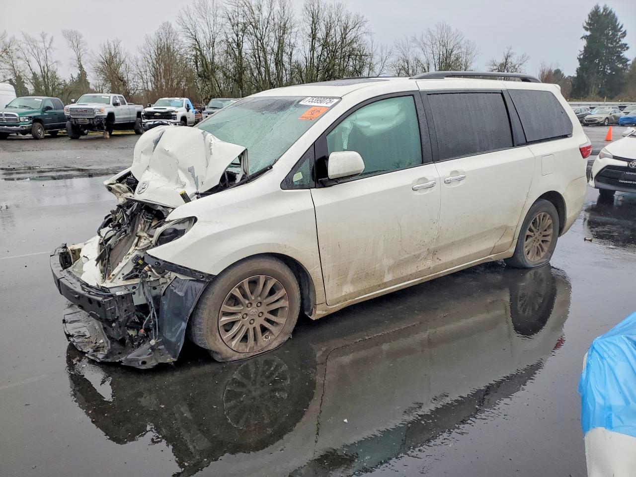 2017 TOYOTA SIENNA