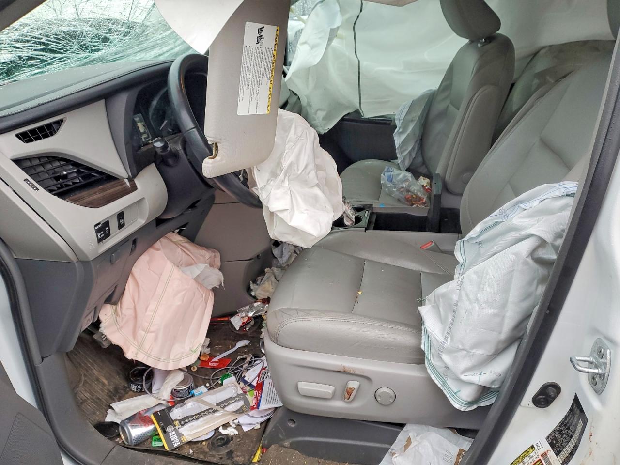 2017 TOYOTA SIENNA photo 13