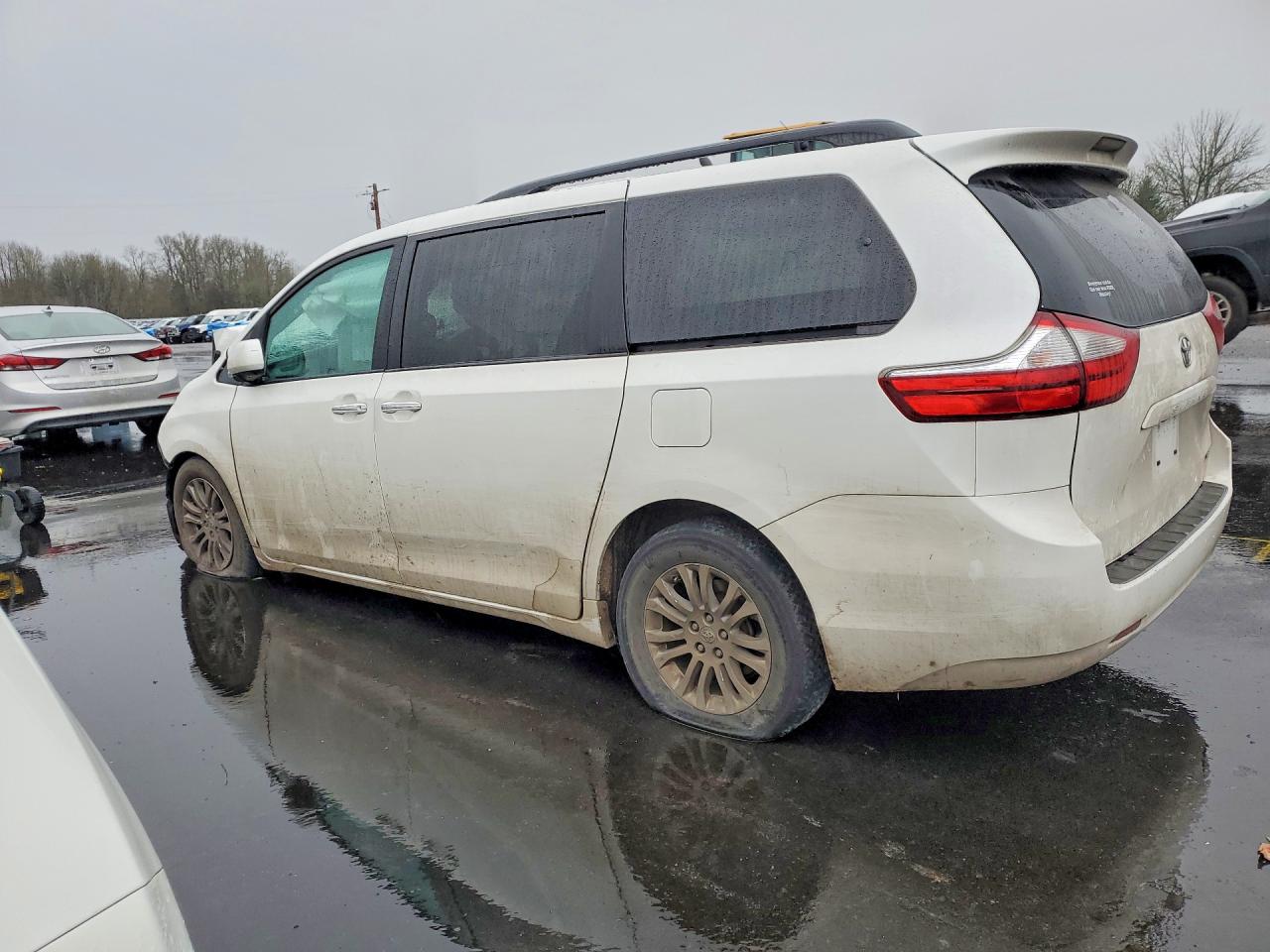 2017 TOYOTA SIENNA photo 3