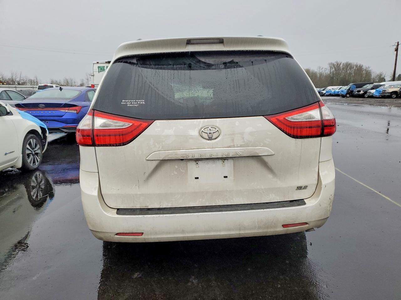 2017 TOYOTA SIENNA photo 11