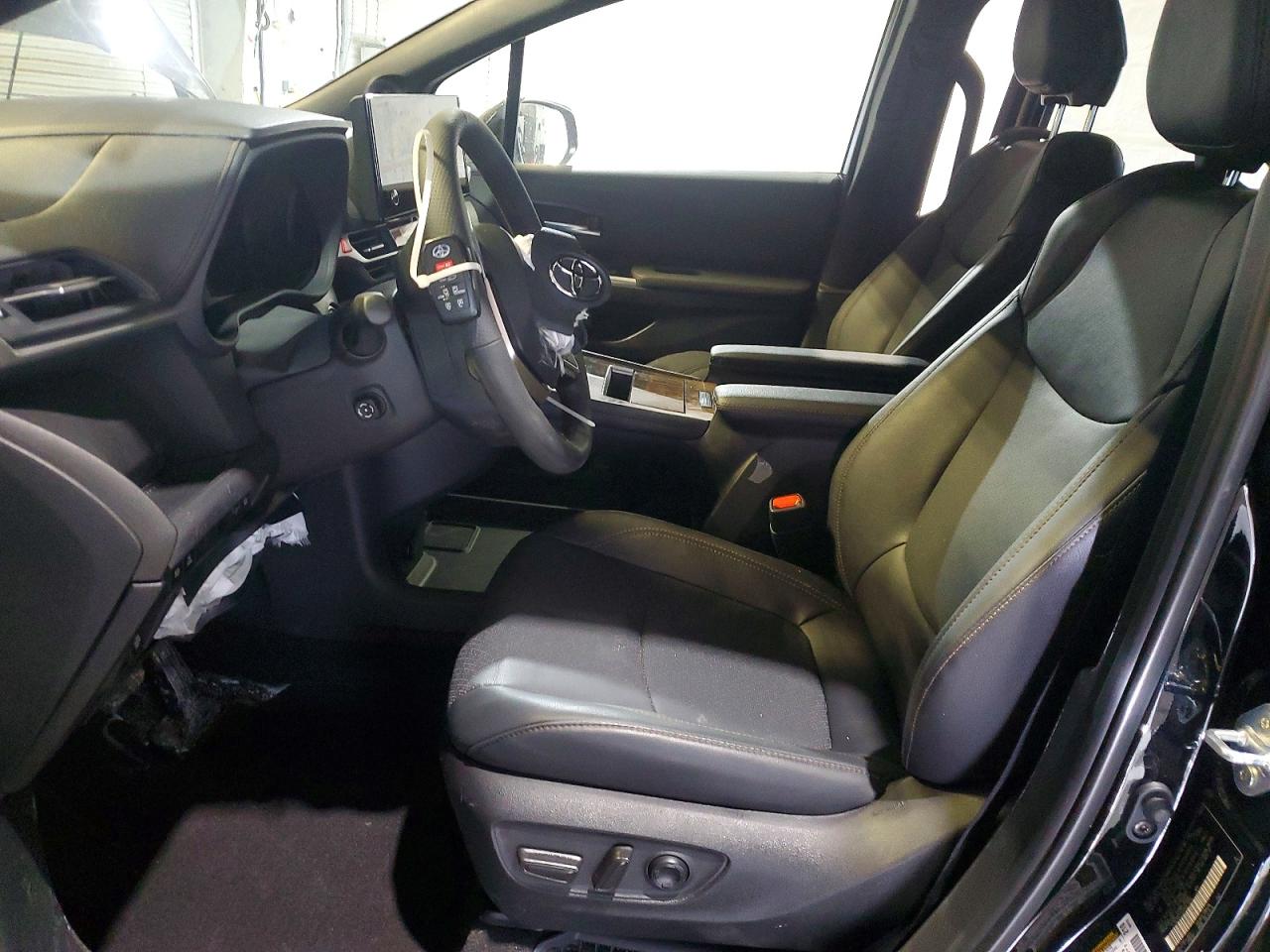 2025 TOYOTA SIENNA photo 7