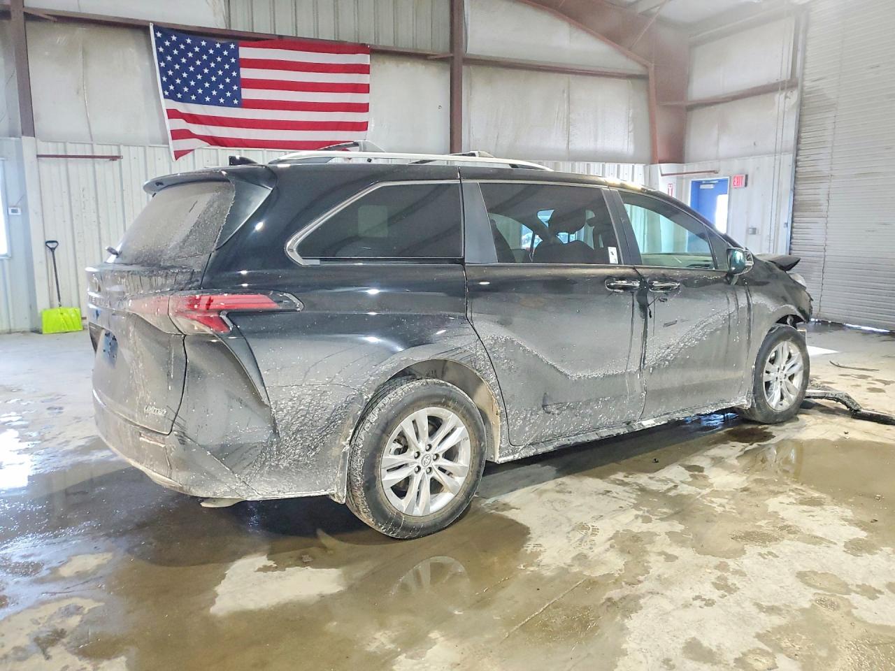 2025 TOYOTA SIENNA photo 3