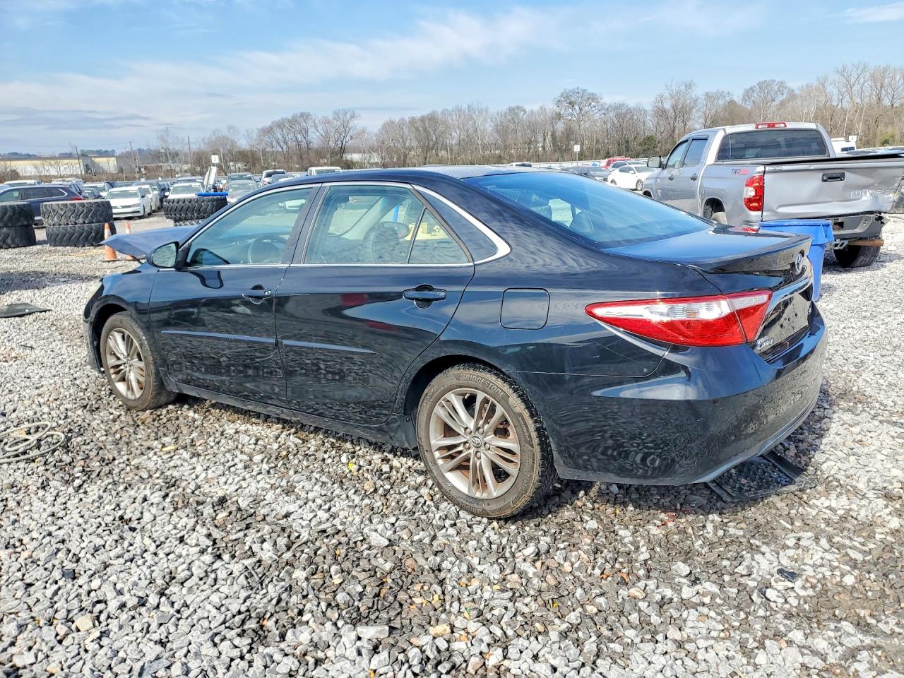 2015 TOYOTA CAMRY SE photo 2