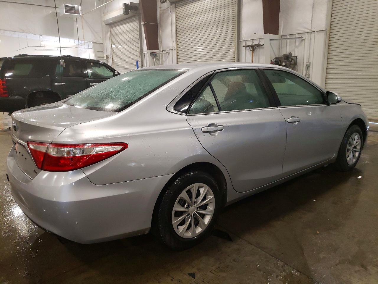 2017 TOYOTA CAMRY LE photo 3