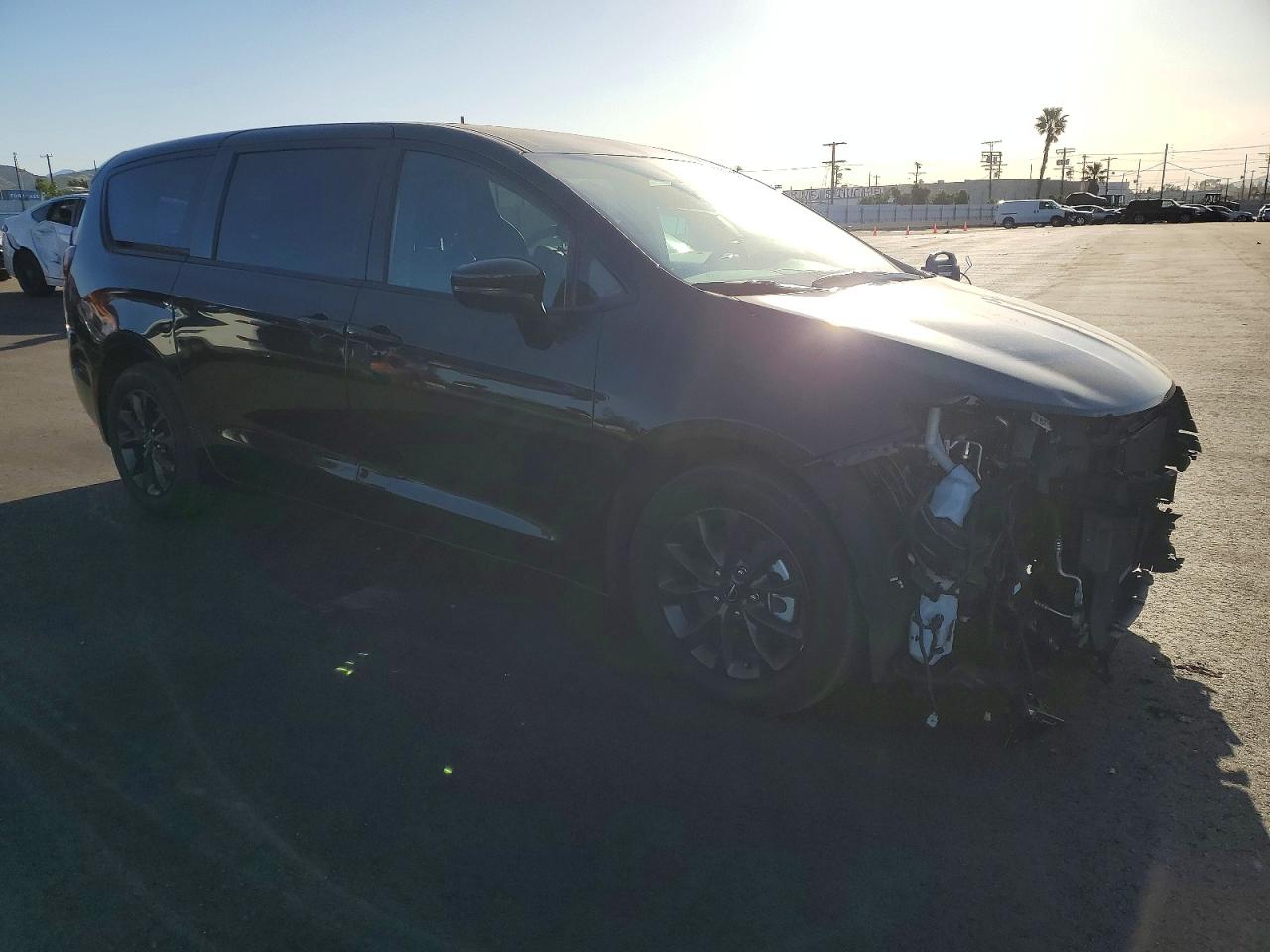 2024 CHRYSLER PACIFICA HYBRID SELECT photo 4